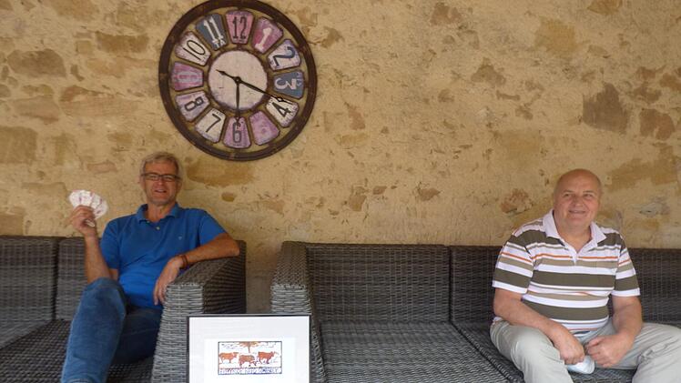 Der Kirchehrenbacher Künstler Georg Neutzner (l.) und der Vereinsvorsitzende Fritz Sponsel präsentieren einen Linolschnitt.  Foto: Thomas Weichert