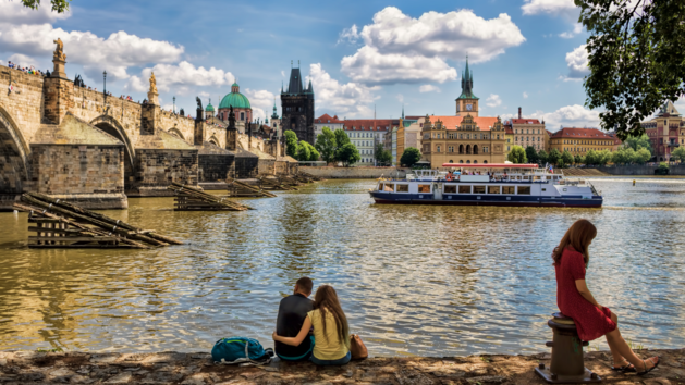 Eine Bootsfahrt auf der Moldau ist f&uuml;r viele Prag-Touristen ein Traum.