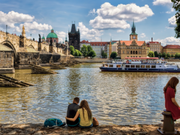 Eine Bootsfahrt auf der Moldau ist für viele Prag-Touristen ein Traum.