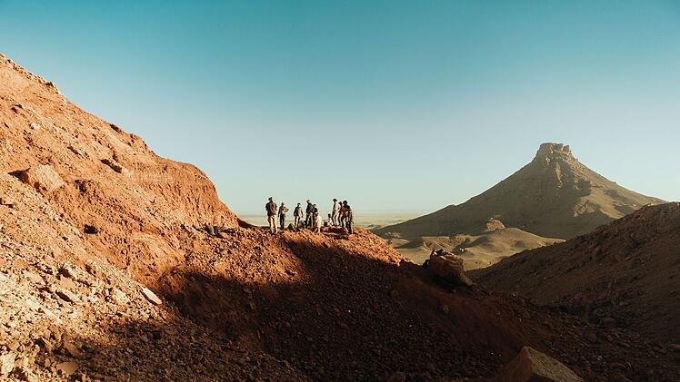 Der Pal&auml;ontologe Nizar Ibrahim ist mit seinem Team im Osten von Marokko unterwegs. Gemeinsam graben sie die &Uuml;berreste des gr&ouml;&szlig;ten Raubsauriers aller Zeiten aus.