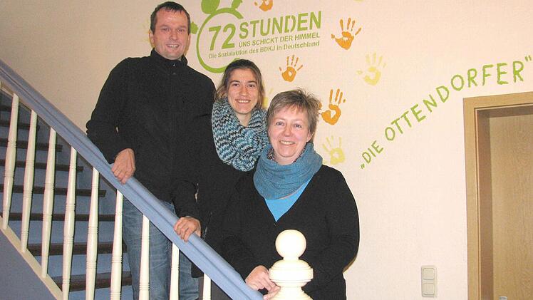 Die Mitarbeiter der Regionalstelle für kirchliche Jugendarbeit in Haßfurt (von rechts Sekretärin Mirjam Wolf, Laura Heinrich und Regionaljugendseelsorger Matthias Vetter) stehen hinter dem auf Vordermann gebrachten Treppengeländer und freuen sich auf viele Interessierte beim "Tag der offenen Tür" (von rechts). Foto: Ralf Naumann