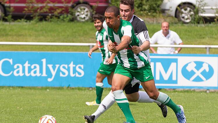 Bevor der Redwitzer Martin Hellmuth (weiß) den Dergahsporangreifer Richard Vidal Camejo aufs Tor laufen läßt nimmt er lieber ein Foulspiel in kauf. Foto: Heinrich Weiß