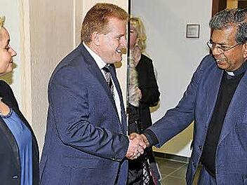 Zahlreiche Hände schüttelten Bürgermeister Matthias Klement und seine Gattin Kerstin beim Neujahrsempfang der Marktgemeinde. Unter den Gästen war auch Pfarrer Pater Joseph Pottathuparambil.  Foto: Dieter Britz