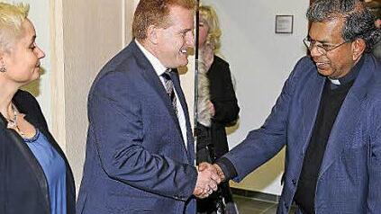 Zahlreiche Hände schüttelten Bürgermeister Matthias Klement und seine Gattin Kerstin beim Neujahrsempfang der Marktgemeinde. Unter den Gästen war auch Pfarrer Pater Joseph Pottathuparambil.  Foto: Dieter Britz