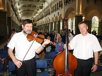 Geiger Janusch Duda (von links) und Kontrabassist Gregor Winkler gestern nach dem Konzert des Kurorchesters. Foto: Ralf Ruppert