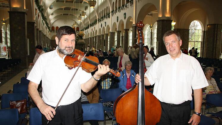 Geiger Janusch Duda (von links) und Kontrabassist Gregor Winkler gestern nach dem Konzert des Kurorchesters. Foto: Ralf Ruppert