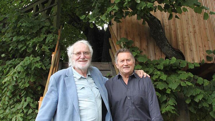 Veit Pöhlmann (links) freut sich, dass Peter Stübinger mit seinen Telstars exklusiv auf der Limmersdorfer Lindenkirchweih auftreten wird. Im Hintergrund ist das Wahrzeichen der Kirchweih zu sehen, die historische Tanzlinde. Foto: Jürgen Gärtner