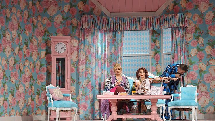 Szene aus der Neuinszenierung von Otto Nicolais "Die lustigen Weiber von Windsor" am Landestheater Coburg. Foto: Andrea Kremper