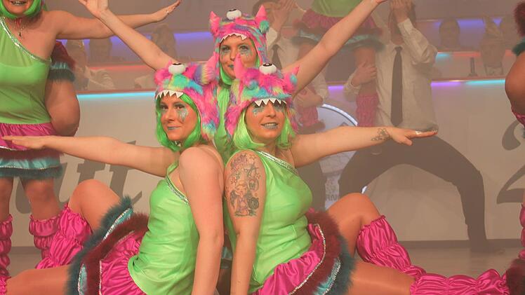 Ein farbenprächtiges Bild: Die Tanzgruppe um "Men in Black"  Foto: Veronika Schadeck