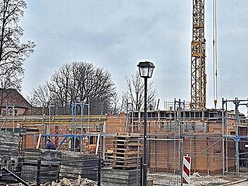 Die Dimensionen des Neubaus der Mensa für die Grundschule Ebern werden langsam deutlich, Die erste Decke wird demnächst aufgebracht. Die Fertigstellung ist für Ende 2017 vorgesehen. Links ist das Gebäude der VG Ebern zu sehen.  Fotos: Helmut Will