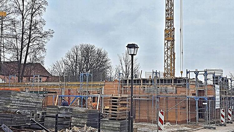 Die Dimensionen des Neubaus der Mensa für die Grundschule Ebern werden langsam deutlich, Die erste Decke wird demnächst aufgebracht. Die Fertigstellung ist für Ende 2017 vorgesehen. Links ist das Gebäude der VG Ebern zu sehen.  Fotos: Helmut Will