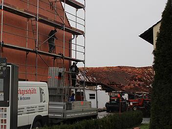 Nicht nur die Scheune (im Hintergrund) hat der Sturm weggefegt, auch das Nachbaranwesen wurde stark geschädigt.Evi Seeger