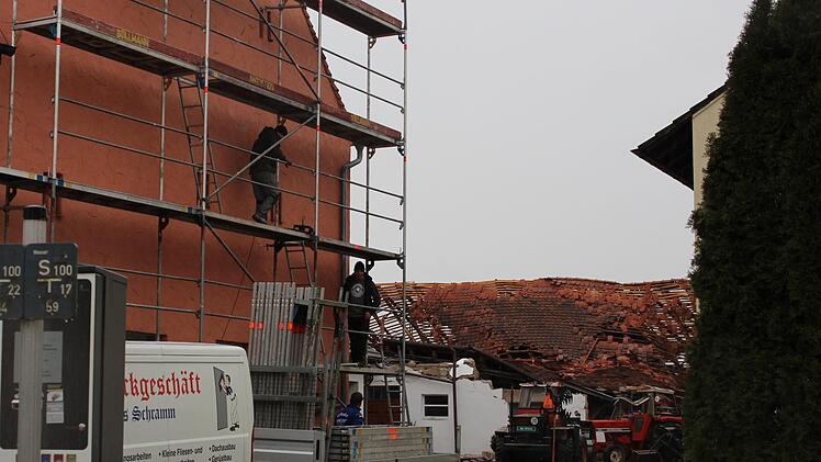 Nicht nur die Scheune (im Hintergrund) hat der Sturm weggefegt, auch das Nachbaranwesen wurde stark geschädigt.Evi Seeger