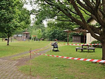 In der Nähe des Spielplatzes (Hintergrund) steht die befallene "Klettereiche" am Feuerwehrgerätehaus, direkt am Ruppacher Weg.  Fotos: Helmut Will