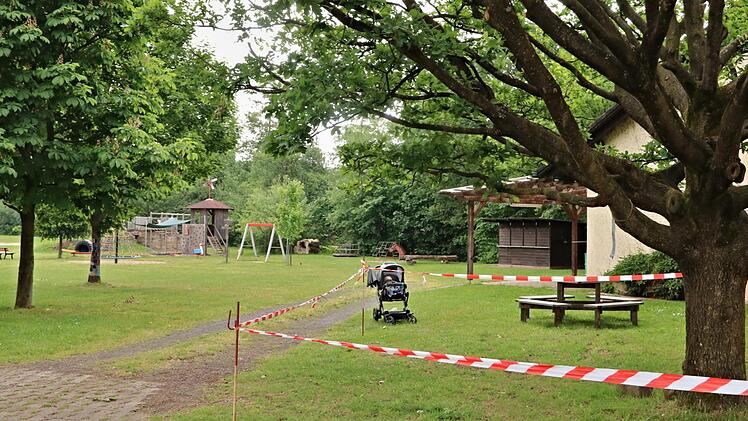 In der Nähe des Spielplatzes (Hintergrund) steht die befallene "Klettereiche" am Feuerwehrgerätehaus, direkt am Ruppacher Weg.  Fotos: Helmut Will