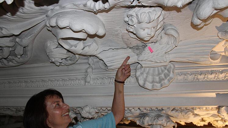 Kirchenvorsteherin Hannelore Geßlein ist gespannt, wann der Stuckengel seinen zweiten Flügel zurückbekommen wird. Foto: Cindy Dötschel