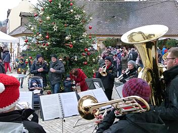 Die Don-Bosco-Musikanten stimmten am Combonihaus Adventslieder an, denen viele Besucher lauschten.  Fotos: Marion Krüger-Hundrup