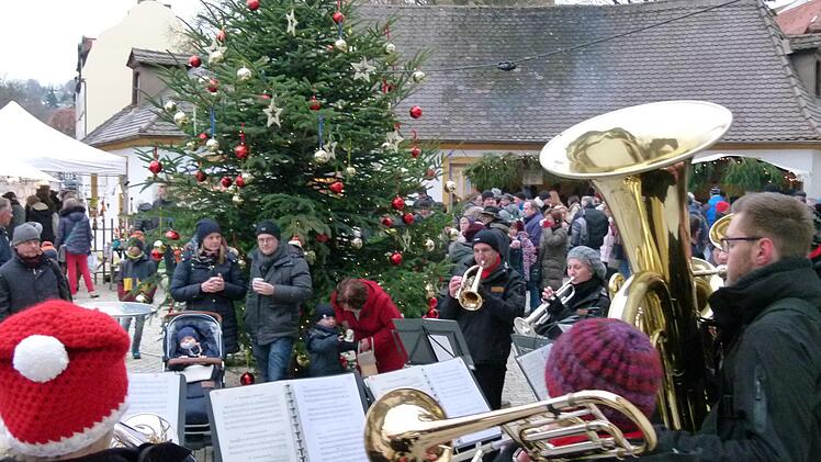 Die Don-Bosco-Musikanten stimmten am Combonihaus Adventslieder an, denen viele Besucher lauschten.  Fotos: Marion Krüger-Hundrup