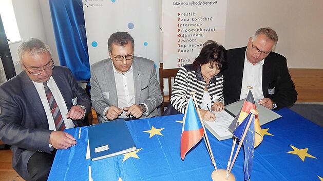IHK-Hauptgesch&auml;ftsf&uuml;hrerin Gabriele Hohenner und IHK-Vizepr&auml;sident Michael M&ouml;schel (rechts daneben) unterschrieben mit den tschechischen Partnern den Kooperationsvertrag, um die Kontakte noch weiter zu vertiefen.