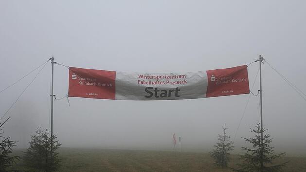 Wintersportzentrum Fabelhaftes Presseck - so lockt das Kulmbacher Oberland. Doch der Start in die Skisaison ist nicht in Sicht. B&uuml;rgermeister Siggi Beyer plant schon Alternativen f&uuml;r den entgangenen Schneespa&szlig; und will in Zukunft Touristen mit einem Wohlf&uuml;hlpfad und einer Ruheoase locken.  Foto: Sonny Adam