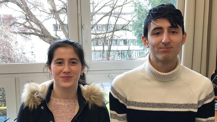 Iasmina (links im Bild) und Ilias (rechts im Bild) besuchen aktuell ein Gymnasium in Bamberg. Ihnen droht die Abschiebung aus Deutschland. Foto: Michael Blank