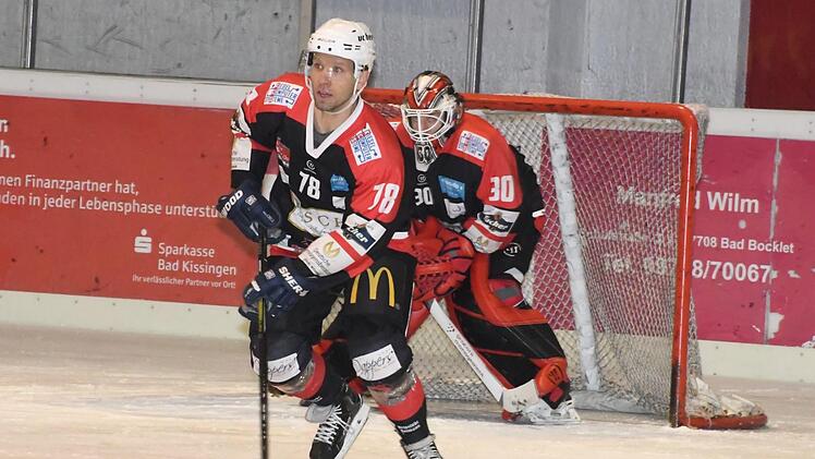 Bei den Höchstadt Alligators erlebten Mikhail Nemirovsky (vorne, noch im Trikot der Kissinger Wölfe) und Goalie Benni Dirksen das zweite verfrühte Saison-Aus ihrer Mannschaft. Foto: Hopf