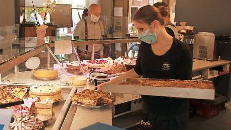 Im Stadtcafé waren Plätze am Sonntag knapp, den sowohl im Innenraum und vor dem Café ließen sich die Marktbesucher gerne nieder.