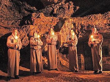 „The Gregorian Voices“ gastieren am Freitag, 18. August, in der Sophienhöhle.