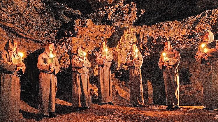 „The Gregorian Voices“ gastieren am Freitag, 18. August, in der Sophienhöhle.