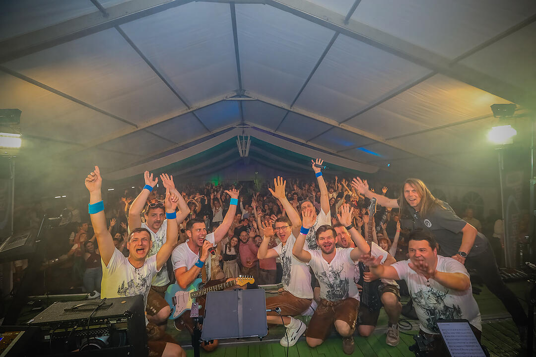 Samstagsparty im Festzelt!