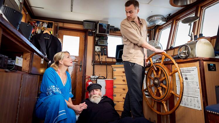 Eigentlich wollten Nora (Tanja Wedhorn) und Max (Bernhard Piesk, rechts) den gemeinsamen freien Tag bei einem Ausflug genießen, doch dann kollabiert der Bootskapitän Henk Busch (Jochen Nickel) überraschend am Steuer. Nora kümmert sich um den Patienten, während Max das Schiff sicher in den nächsten Hafen steuert.