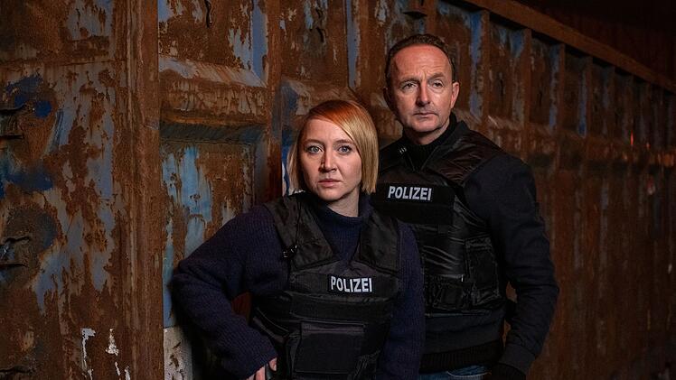Nora Weiss (Anna Maria M&uuml;he) und Jan Geissler (Peter Jordan) wollen in "Gef&auml;hrliche Gew&auml;sser" einen Drogenring aufdecken.
