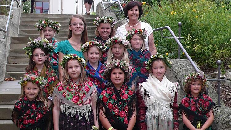 Elf Kinder haben am Ferienprogramm der Trachten- und Trachtntanzgruppe teilgenommen, betreut von Nordhild Albert (hinten rechts) und Theresa Mühleck (hinten 2. v. l.).  Foto: Stefan Geiger