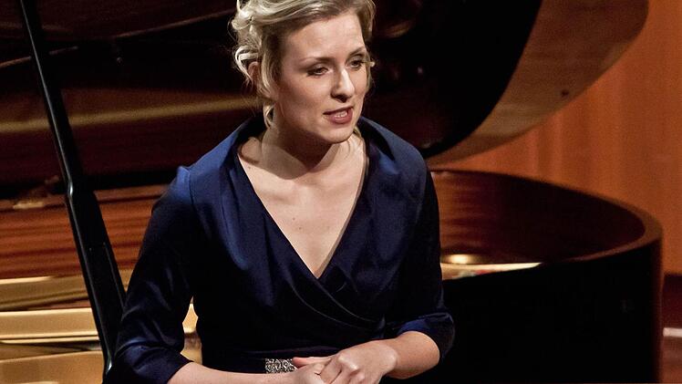 Die Pianistin Olga Gollej führte als Moderatorin durch das Programm.