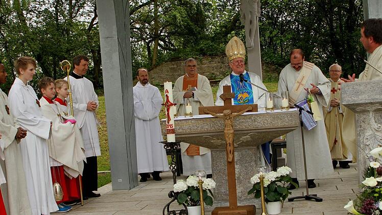 Der Bischof mit den Konzelebranten und Ministranten am Freialtar. Fotos: Günther Geiling