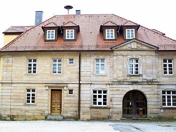 Wird im alten Rathaus die neue Thurnauer Sparkassen-Geschäftsstelle eingerichtet? Dass die Planungen dahin gehen, stellte Vorstandsvorsitzender Klaus-Jürgen Scherr fest. Foto: Archiv/Jochen Nützel