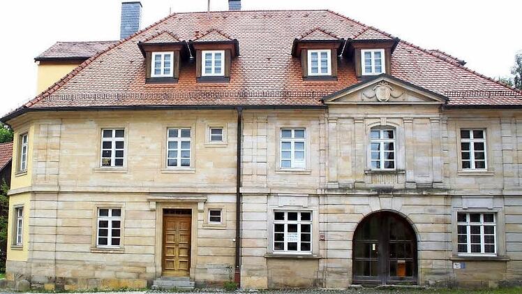 Wird im alten Rathaus die neue Thurnauer Sparkassen-Geschäftsstelle eingerichtet? Dass die Planungen dahin gehen, stellte Vorstandsvorsitzender Klaus-Jürgen Scherr fest. Foto: Archiv/Jochen Nützel