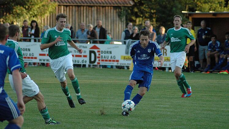 Szene aus dem Eröffnungsspiel zwischen dem SV Riedenberg (grünes Trikot) und dem TSV Münnerstadt (3:1). Foto: Sebastian Schmitt