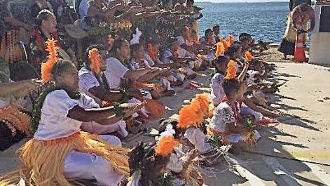 Die Einheimischen begrüßen ihre Gäste oft in traditionellen Gewändern.