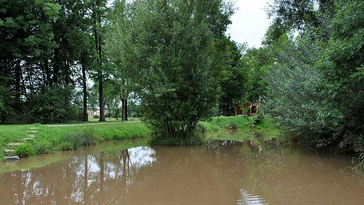 Nach Regenfällen schlammig und aufgewühlt: Der Weißbach zwischen Trappstadt und Ipthausen wurde als Nachweisgebiet für die Auswirkungen des Gewässerschutzes ausgewählt, hier der kleine Stausee in Ipthausen.  Foto: Regina Vossenkaul