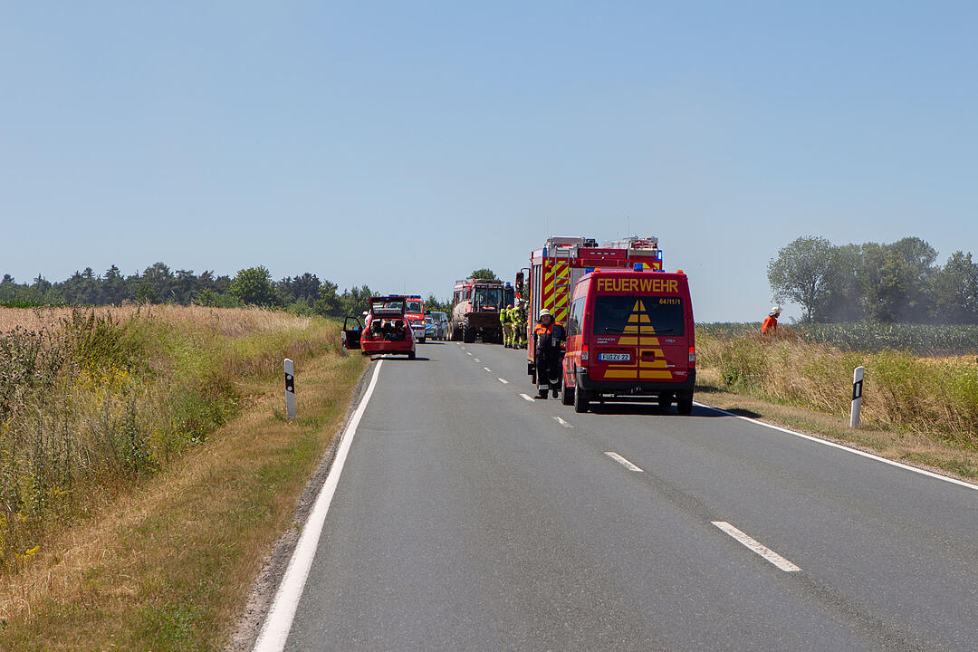 Kreis Neustadt/Aisch: Heiß gelaufenes Arbeitsgerät steckt einen Hektar Feld in Flammen – 100.000 Euro Schaden