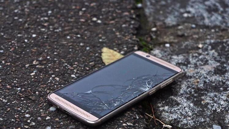 Ob bunte Plastikhülle, stabiler Bumper oder eine Panzerglasfolie: Auf dem Markt gibt es zahlreiche Produkte, um dein Smartphone zu schützen. Symbolfoto: pixabay.com
