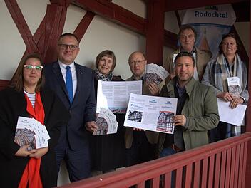 Der Baukulturpreis der Initiative Rodachtal geht in die nächste Runde. Wieder sollen vorbildliche Beispiele für den Umgang mit typischer Bausubstanz der Region ausgezeichnet werden. Die Hoffnung der Initiatoren: Dass diese Beispiele als Vorbilder für zukünftige Bauherren dienen, somit langfristig Leerstände beseitigt und die Ortskerne gestärkt werden können. Auf Bewerbungen freuen sich die Jurymitglieder (von rechts) Christine Bardin (Ummerstadt), Rainer Scholz und Martin Finzel (beide Ahorn)...