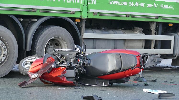 Nach einem Zusammenstoß am Montagvormittag zwischen einem Lkw und einem Rollerfahrer im Bereich des Nürnberger Hafens, schwebt der Fahrer des Motorrollers in Lebensgefahr. Foto: News5/Oßwald