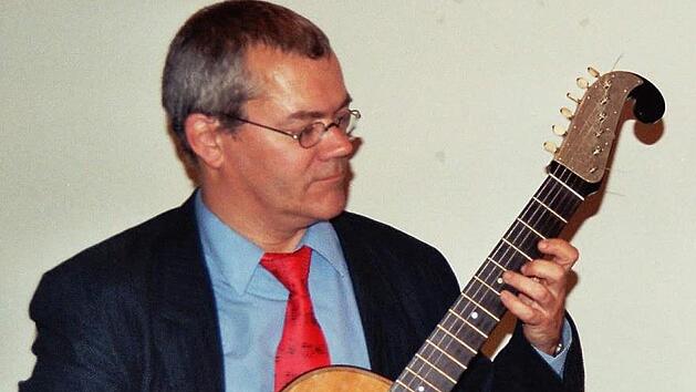 Johannes Tappert gastiert mit der &auml;ltesten heute bekannten spielbaren sechssaiten Gitarre in Elsa.Foto: privat