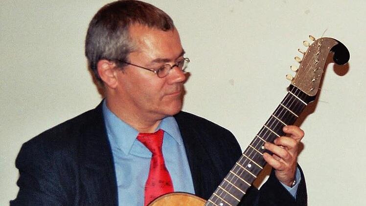 Johannes Tappert gastiert mit der ältesten heute bekannten spielbaren sechssaiten Gitarre in Elsa.Foto: privat