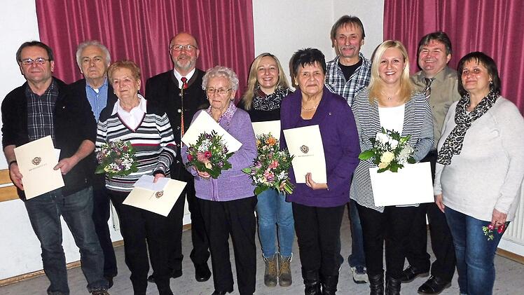 Ehrungen gab es beim Radsportverein "Solidarität" Reuth (von links): Bernd Bauer, stv. BLSV-Kreisvorsitzender Hartmut Nenninger, Maria Bittruf, Bürgermeister Egon Herrmann, Gretel Bauer, Anja Dietz, Erika Schramm, Wolfgang Häublein, Katrin Schmitt, Vorsitzender Thomas Bittruf und seine Stellvertreterin Sonja Häublein. Foto: Dieter Wolf