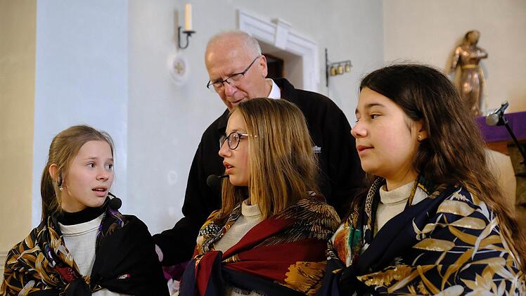 Otto Granich hat das Auferstehungsstück eingeprobt, hier mit den Salbungsfrauen Lina, Lenja und Johanna. Foto: Gerd Schaar