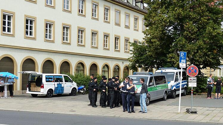 Polizeibeamte trennten die Demonstranten vom AfD-Bürgermobil.