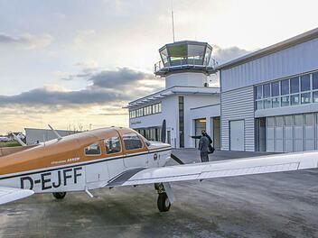 Blick aus dem Tower über den Flugplatz Breitenau: Derzeit finden dort Bauarbeiten statt, um die Flugsicherheit für den Instrumentenflug zu gewährleisten. Wenn der Platz zum Naturschutzgebiet würde, seien kurzfristige Änderungen nicht mehr möglich, befürchtet Aero-Club-Vorsitzender Hanno Stock.  Foto: Klein